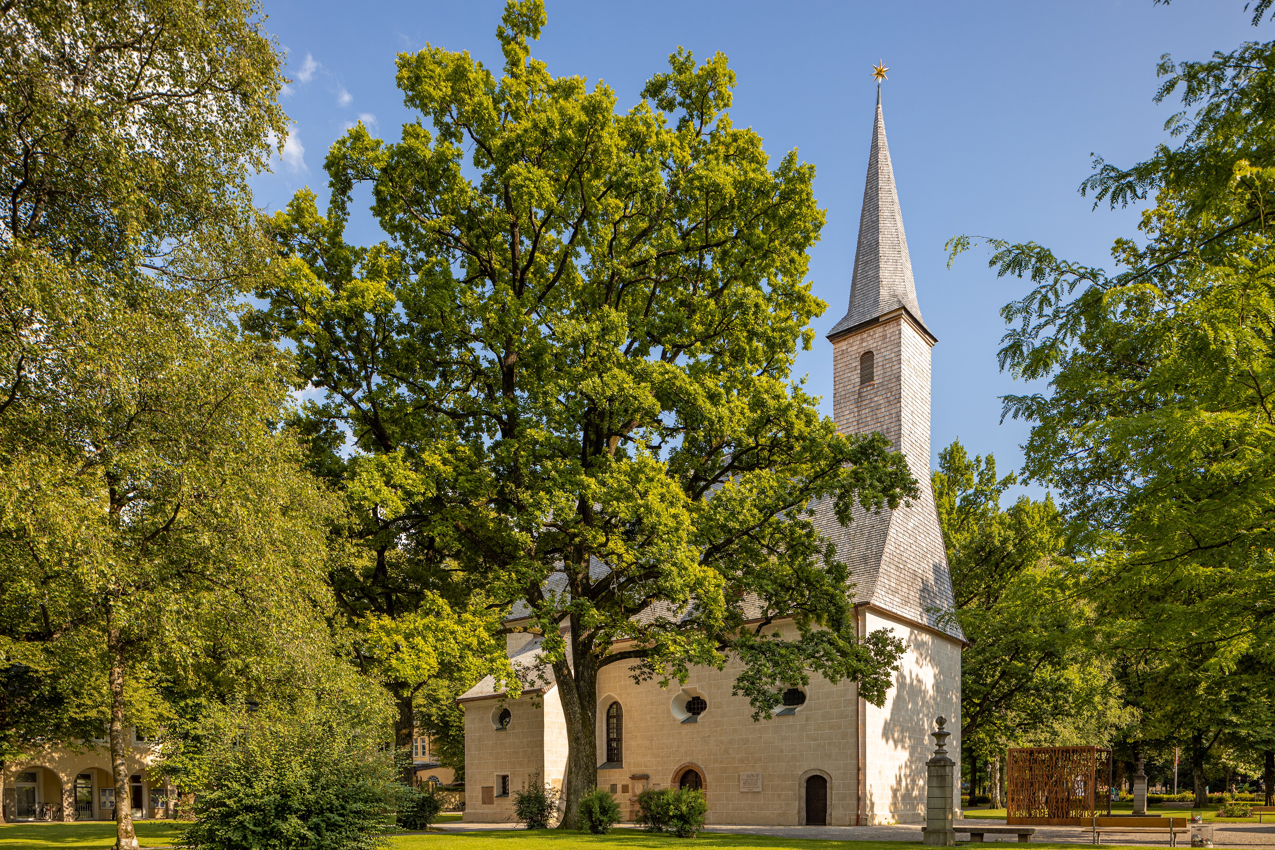 Kirche im Traunsteiner Stadtpark.jpg